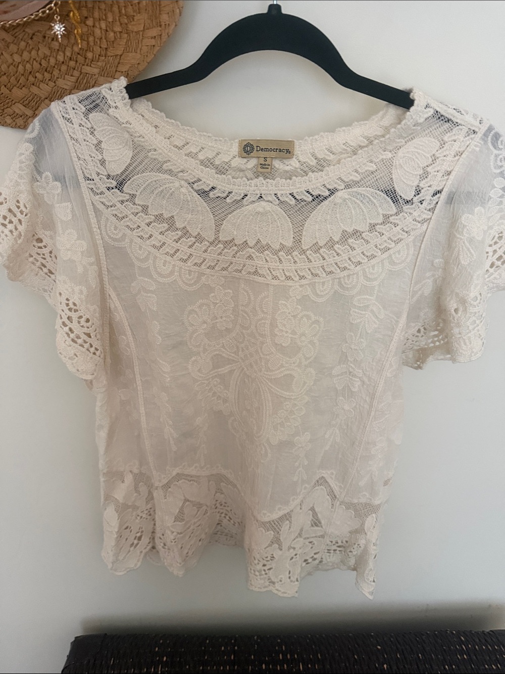 Democracy Women's Cream Lace Crochet Short Sleeve Top size. Small